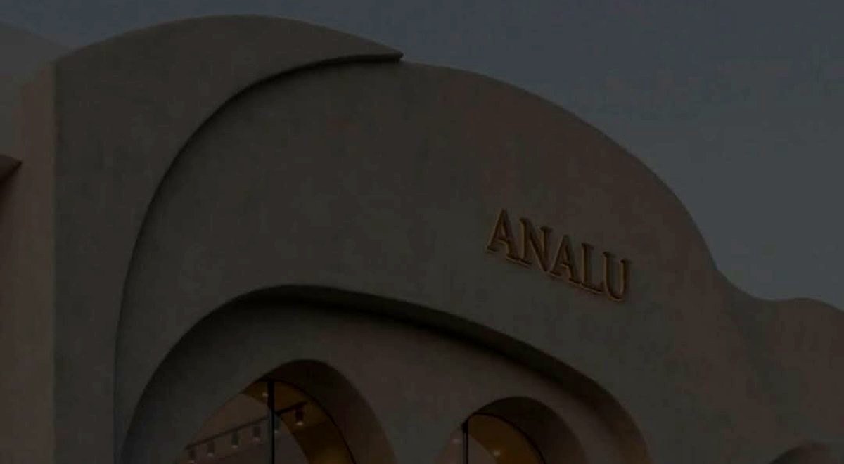 Fachada da ANALU: arcos esculpidos em massa clara com o letreiro ANALU em relevo dourado