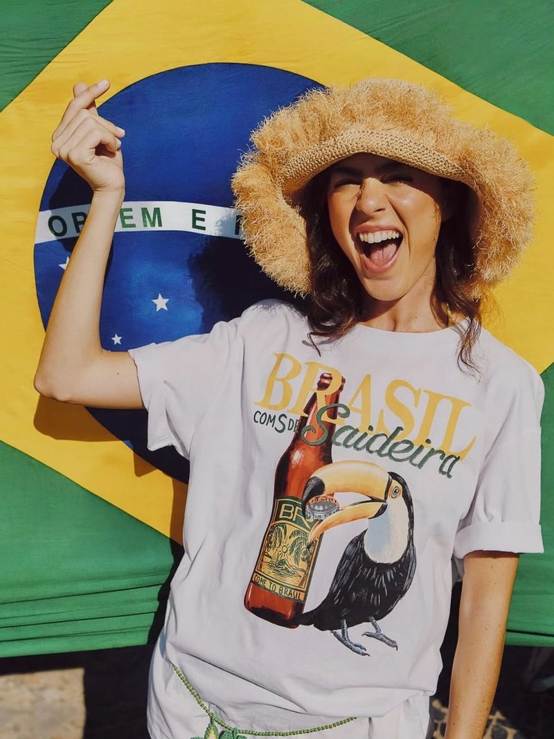 Camiseta branca estampada com chapéu de palha