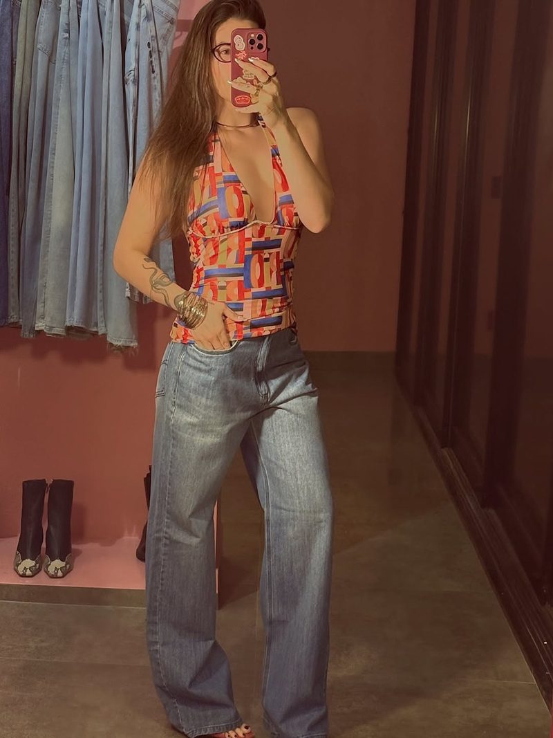 Top frente-única na estampa Rio Gráfico com jeans wide leg