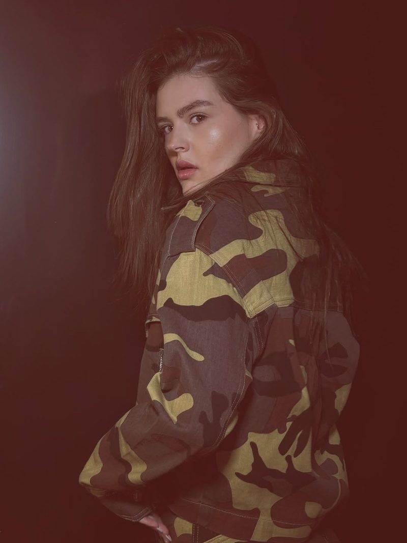 Jaqueta jeans camuflada vista de frente