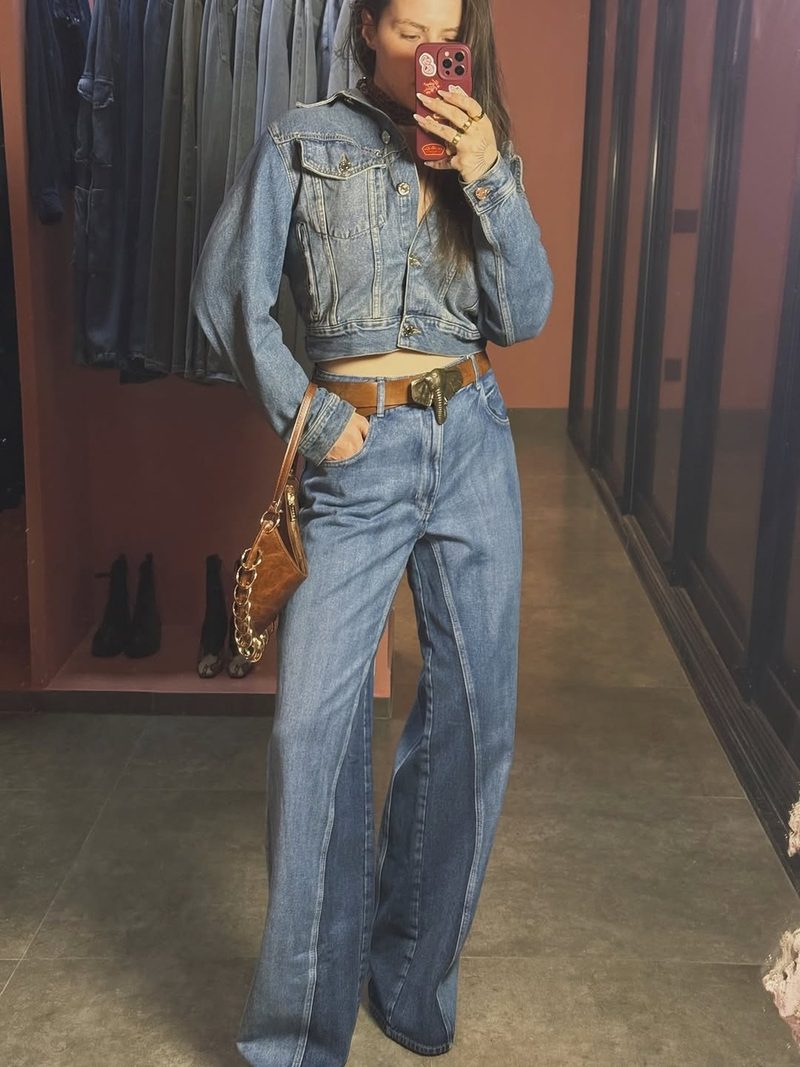 Look all jeans com jaqueta cropped e calça wide leg, na loja