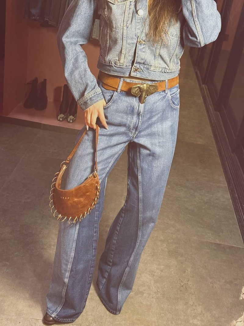 Look total jeans com jaqueta cropped e calça wide leg