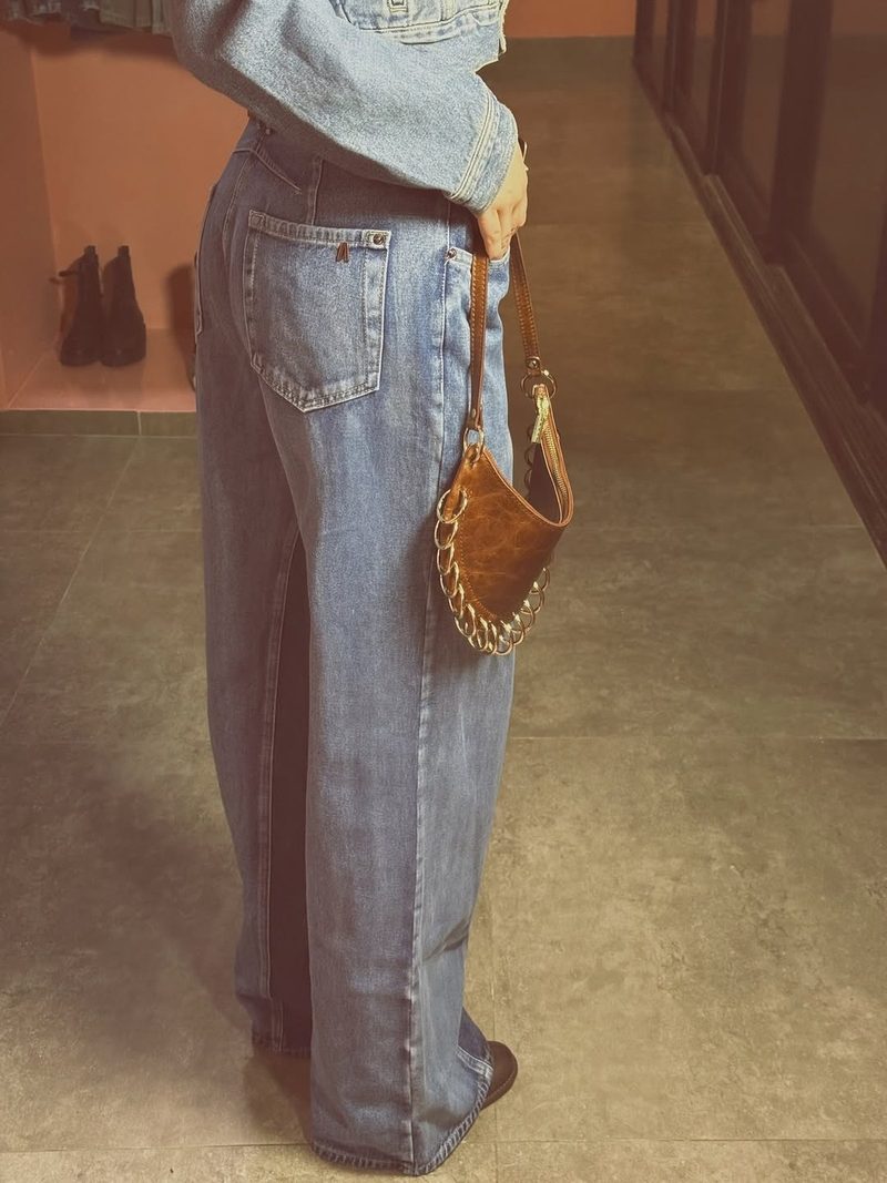 Caimento da calça jeans wide leg, visto de costas