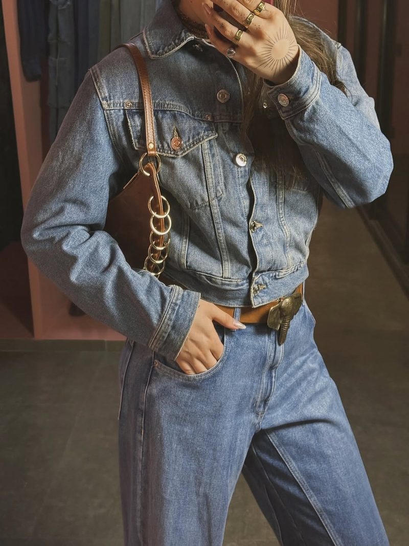 Jaqueta jeans cropped aberta com alça de couro caramelo